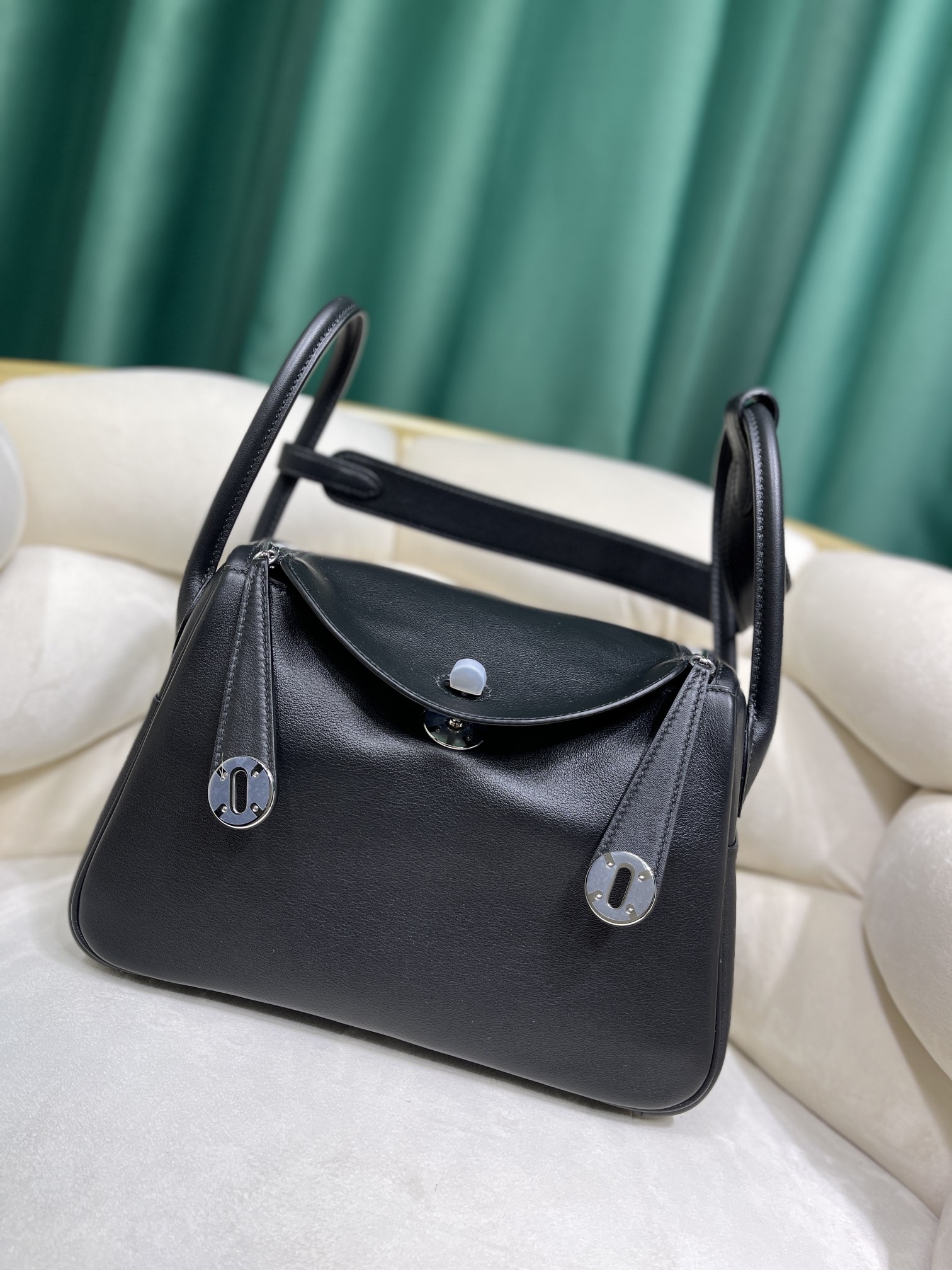 Hermes Lindy 26cm Handbag Shoulder Bag In Black Swift Leather